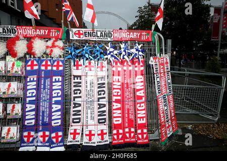 Spielmemorabilien zum Verkauf auf Wembley, weit vor dem WM-Qualifikationsspiel im Wembley Stadium, London. Bilddatum: Dienstag, 12. Oktober 2021. Stockfoto