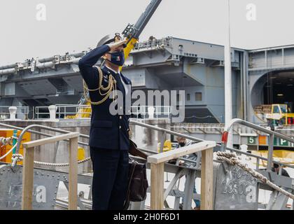 Der italienische Marinehafter Gianfranco Vizzini, Marinecheltaché, begrüßt auf dem Achterdeck an Bord des Flugzeugträgers USS John C. Stennis (CVN 74), in Norfolk, Virginia, 22. Februar 2021. John C. Stennis arbeitet mit Newport News Shipbuilding zusammen, um die Überholung des Tankkomplexes planmäßig mit einer geschulten, widerstandsfähigen und geschlossenen Crew abzuschließen. Stockfoto