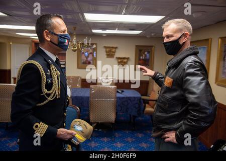 Der italienische Marineinfantaché Gianfranco Vizzini, links, spricht mit dem US-Marineinfantachat Cassidy Norman, dem Kommandanten des Flugzeugträgers USS John C. Stennis (CVN 74), im Rahmen eines Geschenkwechsels in der Hafenkabine des Kapitäns an Bord der John C. Stennis in Norfolk, Virginia, 22. Februar 2021. John C. Stennis arbeitet mit Newport News Shipbuilding zusammen, um die Überholung des Tankkomplexes planmäßig mit einer geschulten, widerstandsfähigen und geschlossenen Crew abzuschließen. Stockfoto