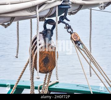 Auf einem alten Segelschiff blockieren und Rollen auf dem Boden des Großsegels anpacken. Nahaufnahme. Stockfoto