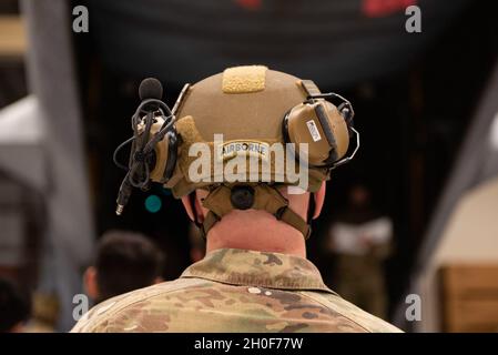 Ein der 820. Base Defence Group zugewiesener Flieger beobachtet eine Demonstration vor einem Luftsprung für Mosaic Tiger am 22. Februar 2021 auf der Moody Air Force Base, Georgia. Luftinfiltrationsoperationen führten zu einer Flugplatzsicherheit und einer sicheren Ankunft von Folgekräften für Mosaic Tiger. Mosaic Tiger wurde entwickelt, um die Fähigkeit des 23d Wings zu testen, multifähige Airmen in gemeinsame Operationen zu integrieren und dabei eine leichtere Abstandsfläche im Downrange beizubehalten. Stockfoto