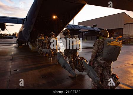 Flieger, die der 820. Base Defence Group zugewiesen wurden, beladen einen HC-130J Combat King II vor einem Luftsprung für Mosaic Tiger am 22. Februar 2021 auf der Moody Air Force Base, Georgia. Luftinfiltrationsoperationen führten zu einer Flugplatzsicherheit und einer sicheren Ankunft von Folgekräften für Mosaic Tiger. Mosaic Tiger wurde entwickelt, um die Fähigkeit des 23d Wings zu testen, multifähige Airmen in gemeinsame Operationen zu integrieren und dabei eine leichtere Abstandsfläche im Downrange beizubehalten. Stockfoto