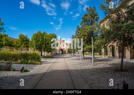 Eingang zum Zisterzienserkloster Santa Maria de Poblet, Katalonien, aus dem 12. Jahrhundert. Stockfoto