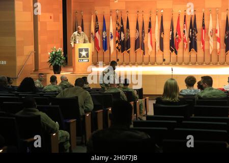 LT. General Leslie C. Smith, Generalinspekteur, Büro des Sekretärs der Armee, erzählt über 100 Soldaten und Zivilisten aus der APG-Gemeinde und weitere 800 weitere, die über Microsoft-Teams zuhörten und zuhörten. Smith war der 20. CBRNE-Befehl (Chemical Biological Radiological Nuclear and Explosive Ordnance) von Juli 2010 bis Mai 2013. Stockfoto