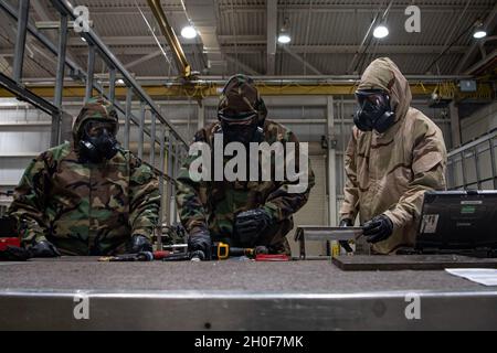 Flugbegleiter, die dem 305. Maintenance Squadron zugewiesen sind, bereiten sich auf die Durchführung einer Schulung zur Aufgabenqualifizierung bei der Joint Base McGuire-Dix-Lakehurst, N.J., 23. Februar 2021 vor. Der 305. MXS führt jedes Jahr TQT aus Blech durch, um chemische Kampfhandlungen in missionsorientierter Schutzausrüstung zu simulieren. Stockfoto