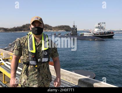 YOKOSUKA, Japan (23. Februar 2021) - Justin Francisco, ein gebürtiger aus Chiefland, Florida, ist seit April 2019 Mitglied des Commander Submarine Group Seven Teams. Während dieser Zeit ist er für einen fünfmonatigen Einsatz an Bord der USS Key West (SSN 722) gestartet und koordiniert nun die Beschaffung von missionserlässigen Reparaturteilen für U-Boote, die in den Einsatzgebieten der 5. Und 7. Flotte eingesetzt werden. Stockfoto