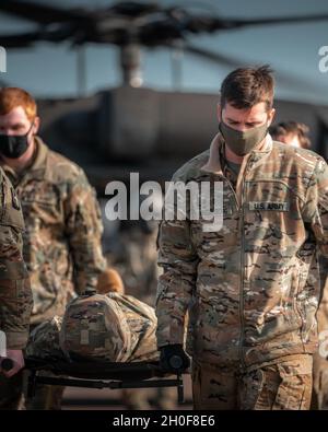 Flugmediziner der Charlie Company, 1. Bataillon, 214. Aviation Regiment, der MEDEVAC Company der 12. Combat Aviation Brigade, bringen am 23. Februar bei einer Trainingsübung Wurfpatienten aus einem UH-60-Hubschrauber. C Co probte in Zusammenarbeit mit der 30. Medizinischen Brigade 22-25 Bauholder und Ramstein-Gebiet vom Februar 21 Notfallpatientenbewegungen von ‘role I’ zu ‘role II’-Behandlungseinrichtungen in Vorbereitung auf Defender Europe. Stockfoto