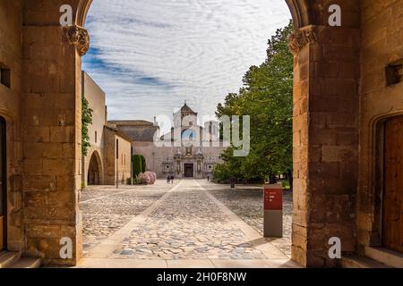 Weg zum Eingang des Zisterzienserklosters Santa Maria de Poblet aus dem 12. Jahrhundert, Katalonien. Stockfoto