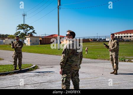 Die dem 23d Wing und 93d Air Ground Operations Wing zugewiesenen Flieger bauen am 23. Februar 2021 auf dem MacDill Air Force Base, Florida, eine invertierte VEANTENNA auf. Während der agilen Kampfeinsatz-Übung Mosaic Tiger richten die dem 23d WG und 93d AGOW zugeordneten Luftmänner eine Antenne ein, um über Hochfrequenz-Funkwellen mit Moody zu kommunizieren. Die Nutzung des Hochfrequenzbereichs ermöglicht es diesen Airmen, über große Entfernungen zu kommunizieren, ohne dabei auf Schwachstellen im Zusammenhang mit der Satellitenkommunikation wie böswillige Angriffe oder Dienstausfall zu stoßen. Mosaic Tiger testete die Fähigkeit des 23d WG, Multi-Cap zu integrieren Stockfoto