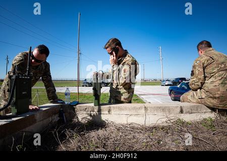 Die dem 23d Wing und 93d Air Ground Operations Wing zugewiesenen Flieger testen die Hochfrequenz-Funkkommunikation am 23. Februar 2021 auf dem MacDill Air Force Base, Florida. Während der agilen Kampfeinsatz-Übung Mosaic Tiger richten die dem 23d WG und 93d AGOW zugeordneten Luftmänner eine Antenne ein, um über Hochfrequenz-Funkwellen mit Moody zu kommunizieren. Die Nutzung des Hochfrequenzbereichs ermöglicht es diesen Airmen, über große Entfernungen zu kommunizieren, ohne dabei auf Schwachstellen im Zusammenhang mit der Satellitenkommunikation wie böswillige Angriffe oder Dienstausfall zu stoßen. Mosaic Tiger testete die Fähigkeit des 23d WG, mu zu integrieren Stockfoto