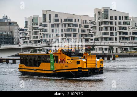 Hafenbus, Linienbus im Kopenhagener Hafen, öffentliche Verkehrsmittel, an der Bryggebroen-Brücke, Sydhavnen, Kopenhagen, Dänemark, Stockfoto