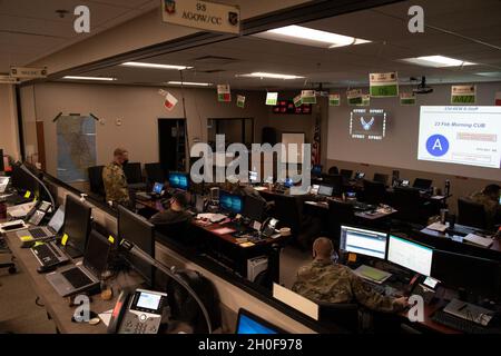 Flieger, die dem 23d-Flügel zugewiesen wurden, sitzen während der Mosaic Tiger-Übung am 23. Februar 2021 auf der Moody Air Force Base, Georgia, in einem Kommandoposten. Der 23d Wing beschäftigte zum ersten Mal einen A-Stab, der Wing-Level-Kommando und -Kontrolle zur Unterstützung der agilen Kampfeinsatz-Übung Mosaic Tiger zur Verfügung stellte. Mosaic Tiger wurde entwickelt, um die Fähigkeit des 23d Wings zu testen, multifähige Airmen in gemeinsame Operationen zu integrieren und dabei eine leichtere Abstandsfläche im Downrange beizubehalten. Stockfoto