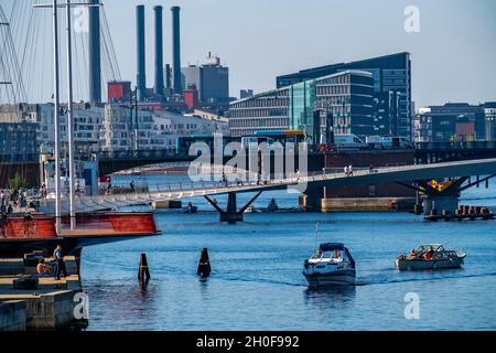 Blick über den Hafen, vorne links die Cirkelbroen-Brücke, die Lille Langebro Rad- und Wanderbrücke, dahinter die Langebro-Straßenbrücke, in der Stockfoto