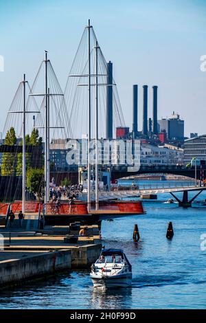 Blick über den Hafen, vorne links die Cirkelbroen-Brücke, die Lille Langebro Rad- und Wanderbrücke, dahinter die Langebro-Straßenbrücke, in der Stockfoto