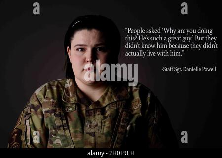 Personal Sgt. Danielle Powell, Flugmedizinerin der 22nd Medical Group, posiert für ein Foto am 23. Februar 2021 auf der McConnell Air Force Base, Kansas. Powell erzählte ihre Geschichte über ihre missbräuchliche Beziehung in der Vergangenheit und die Ressourcen, die ihr geholfen haben, diese Erfahrung im Rahmen von McConnell’s Beyond the Blue Initiative zu überwinden. Beyond the Blue konzentriert sich darauf, Schritte zu Unternehmen, um Gespräche über psychische Gesundheit zu normalisieren und bei der Suche nach Verhaltensweisen zu helfen. Stockfoto