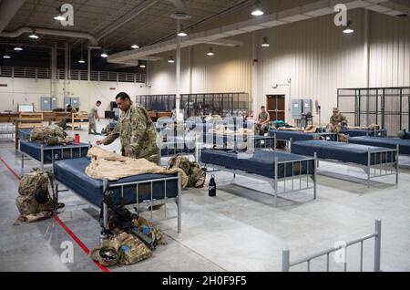 Multi-fähige Flieger, die dem 23d-Flügel zugewiesen wurden, bereiten ihre Betten während des Mosaic Tiger am 23. Februar 2021 in der Avon Park Air Force Range, Florida, vor. Das Multi-Capable Airmen-Programm von Moody entwickelte und ausgestattete 110 Airmen, um Aufgaben außerhalb ihres Air Force Specialty Codes auszuführen. Mosaic Tiger 21-1 testete die Fähigkeit des 23d Wings, MCA in gemeinsame Operationen zu integrieren und dabei eine geringere Abstandsfläche im Downrange beizubehalten. Stockfoto