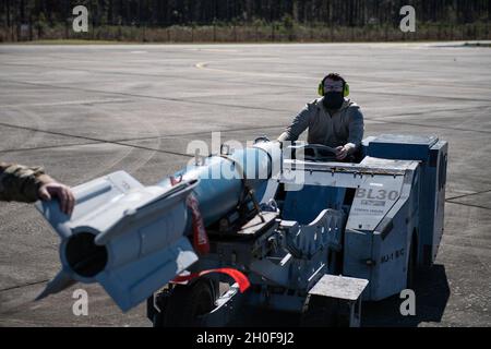 Der Flieger Steven Mulonet, 74. Flugzeuginstandhaltungs-Mannschaftsmitglied, bereitet sich während des Mosaic Tiger 21-1, 23. Februar 2021, auf der Moody Air Force Base, Georgia, auf den Upload von Waffen auf einen A-10C Thunderbolt II vor. Mosaic Tiger 21-1 war die erste agile Kampfübung des 23d-Flügels, bei der sie als Führungsflügel für etwa 800 Luftwaffe von sieben Flügeln in vier Hauptkommandos fungierten. Das 23d Wing Integration and Training Office testete den Einsatz von multifähigen Flugzeugen, einem neuen Tankgerät, einem neuen Verfahren für das Anheben von Luftwaffen und einem Air Staf Stockfoto