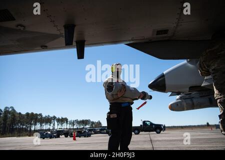 Der Flieger Steven Mulonet der 1. Klasse, 74. Militärbesatzungsmitglied der Luftwaffe, nimmt an einem Waffenupload auf einem A-10C Thunderbolt II während des Mosaic Tiger 21-1, 23. Februar 2021, auf der Moody Air Force Base, Georgia, Teil. Mosaic Tiger 21-1 war die erste agile Kampfübung des 23d-Flügels, bei der sie als Führungsflügel für etwa 800 Luftwaffe von sieben Flügeln in vier Hauptkommandos fungierten. Das 23d Wing Integration and Training Office testete den Einsatz von multifähigen Airmen, einem neuen Tankgerät, einem neuen Verfahren zur Luftanhebung von Munitionsmitteln und einem Air S Stockfoto