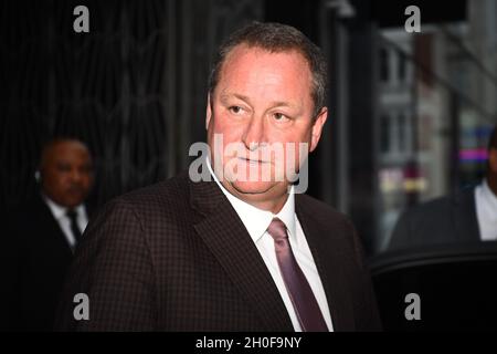 Datei-Foto vom 26-07-2019 von Sports Direct CEO Mike Ashley, der den Hauptsitz von Sports Direct in London verlässt. Derbys Administratoren haben bestätigt, dass „alle“ Interessenten „seriöse“ Gebote für den Club eingereicht haben - aber Mike Ashley ist nicht einer von ihnen. Ausgabedatum: Dienstag, 12. Oktober 2021. Stockfoto