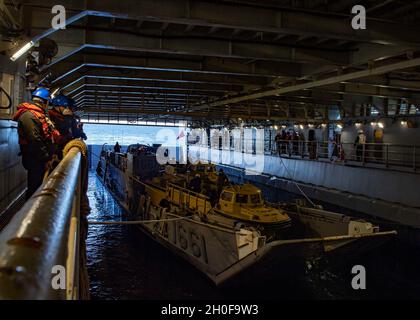 210223-N-NQ285-1093 ATLANTIK (FEB 23, 2021) das Landing Craft, Utility (LCU) 1661 tritt am 23. Februar 2021 in das Bohrdeck des Harpers Ferry-Klasse-Dock-Landungsschiffs USS Carter Hall (LSD 50) ein. Carter Hall führt als Teil der Iwo Jima Amphibious Ready Group ein Training mit dem Amphibiengeschwader 4 und der 24. Marine Expeditionary Unit (24. MEU) durch. Stockfoto