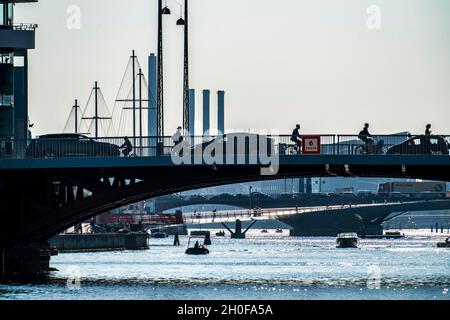 Blick über den Hafen, vorne links die Knippelsbro-Straßenbrücke, dahinter die Cirkelbroen-Brücke, die Lille Langebro Rad- und Fußgängerbrücke, behi Stockfoto