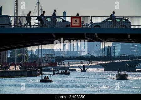 Blick über den Hafen, vorne links die Knippelsbro-Straßenbrücke, dahinter die Cirkelbroen-Brücke, die Lille Langebro Rad- und Fußgängerbrücke, behi Stockfoto