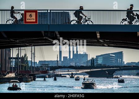 Blick über den Hafen, vorne links die Knippelsbro-Straßenbrücke, dahinter die Cirkelbroen-Brücke, die Lille Langebro Rad- und Fußgängerbrücke, behi Stockfoto