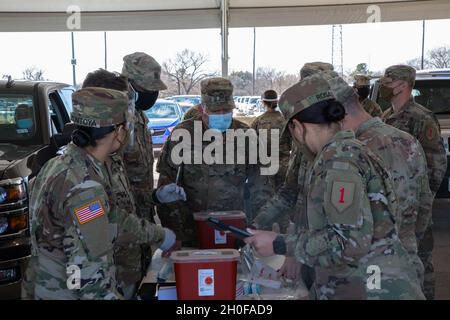 Soldaten der US-Armee mit 1. Bataillon, 63. Panzerregiment, 2. Panzerbrigade-Kampfteam, 1. Infanterie-Division bereiten COVID-Impfspritzen im Fair Park COVID-19 Community Impfzentrum in Dallas, Texas, 24. Februar 2021 vor. Die Soldaten, die aus Fort Riley, Kansas, stationiert sind, unterstützen ziviles medizinisches Personal bei der Verabreichung von COVID-19-Impfstoffen. Das U.S. Northern Command setzt sich über die U.S. Army North weiterhin dafür ein, die Federal Emergency Management Agency im Rahmen der Reaktion der gesamten Regierung auf COVID-19 weiterhin flexibel und flexibel zu unterstützen. Stockfoto