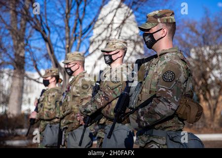 Soldaten der US-Armee, die der Nationalgarde von Michigan zugewiesen wurden, sichern sich ein Gebiet im US-Kapitol in Washington, 24. Februar 2021. Die Nationalgarde wurde aufgefordert, die Strafverfolgungsbehörden der Bundesstaaten bis Mitte März mit Sicherheit, Kommunikation, medizinischer Evakuierung, Logistik und Sicherheitsunterstützung für Bezirks-, Landes- und Bundesbehörden zu unterstützen. Stockfoto