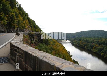 Blick auf den oberen Delaware Scenic Byway mit Herbstfarben Stockfoto