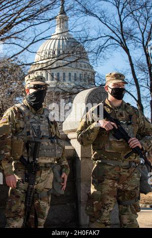 US Army SPC. Jacob Nachazel (links) und SPC. Logan Huizinga, alle Kampfingenieure der 1433. Engineers Company, Michigan National Guard, stehen am 24. Februar 2021 im US-Kapitol in Washington unter Beobachtung. Die Nationalgarde wurde aufgefordert, die Strafverfolgungsbehörden der Bundesstaaten bis Mitte März mit Sicherheit, Kommunikation, medizinischer Evakuierung, Logistik und Sicherheitsunterstützung für Bezirks-, Landes- und Bundesbehörden zu unterstützen. Stockfoto