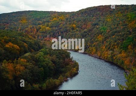 Blick auf den oberen Delaware Scenic Byway mit Herbstfarben Stockfoto