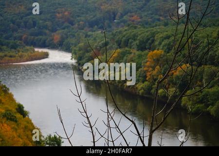 Blick auf den oberen Delaware Scenic Byway mit Herbstfarben Stockfoto