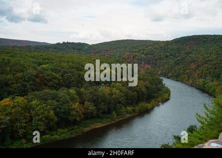 Blick auf den oberen Delaware Scenic Byway mit Herbstfarben Stockfoto