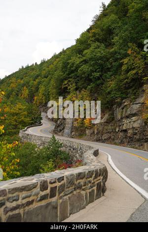 Blick auf den oberen Delaware Scenic Byway mit Herbstfarben Stockfoto