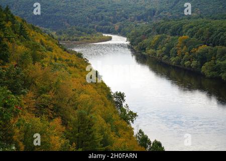 Blick auf den oberen Delaware Scenic Byway mit Herbstfarben Stockfoto