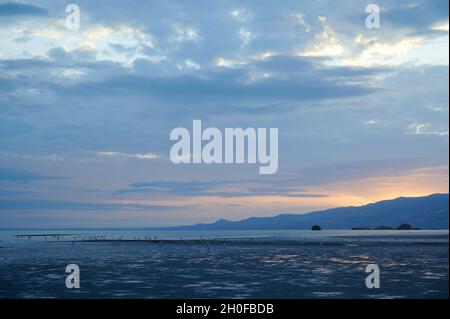 Sonnenaufgang auf dem Lake Natron mit Flamingos, Lake Natron, Ngorongoro Conservation Area, Tansania, Afrika Stockfoto