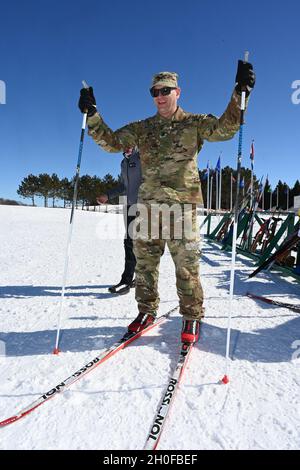 Befehl Sgt. Major Eric Binstock, der Senior-Anführer der North Dakota Army National Guard, versucht sich mit einer Cross-Coutry-Ausrüstung, bevor er eine spontane Langlaufstunde von bekommt; Capt. Blake Hillerson, 1. Bataillon, 112. Aviation Regiment (1-112 AVN), nach dem Biathlon-Staffellauf-Wettbewerb bei den Biathlon-Meisterschaften des Chief National Guard Bureau im Camp Ripley Training Center, nahe Little Falls, Minn. 24. Februar 2021. Stockfoto