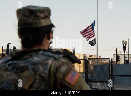 U.S. Army PFC. Katie Sanchez, Logistikspezialistin bei der 1413. Ingenieurgesellschaft, Indiana National Guard, unterstützt am äußeren Rand des US-Kapitols in Washington, D.C., 24. Februar 2021. Die Nationalgarde wurde aufgefordert, die Strafverfolgungsbehörden der Bundesstaaten bis Mitte März mit Sicherheit, Kommunikation, medizinischer Evakuierung, Logistik und Sicherheitsunterstützung für staatliche, Bezirks- und Bundesbehörden zu unterstützen. Stockfoto
