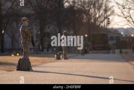 US-Soldaten, die der Michigan National Guard zugewiesen wurden, sichern sich ihren Standort außerhalb des US-Kapitols in Washington, 24. Februar 2021. Die Nationalgarde wurde aufgefordert, die Strafverfolgungsbehörden der Bundesstaaten bis Mitte März mit Sicherheit, Kommunikation, medizinischer Evakuierung, Logistik und Sicherheitsunterstützung für staatliche, Bezirks- und Bundesbehörden zu unterstützen. Stockfoto