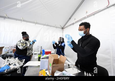 Hapeville, GA (24. Februar 2021) - Krankenschwestern und Apotheker füllen Spritzen mit Impfungen an einer Impfstelle, die in Fulton County auf dem Delta Museum Parkplatz eingerichtet wurde. Stockfoto