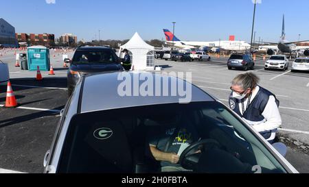 Hapeville, GA (24. Februar 2021) - Lokale, staatliche und bundesstaatliche Partner arbeiten an einer Impfstelle zusammen, die auf dem Delta Museum Parking Lot in Fulton County eingerichtet wurde. Mitarbeiter der FEMA registrieren Einwohner, die zur Impfung vor Ort gekommen sind. Stockfoto