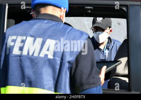 Hapeville, GA (24. Februar 2021) – Lokale, staatliche und bundesstaatliche Partner arbeiten an einer Impfstelle zusammen, die in Fulton County auf dem Delta Museum Parking Lot eingerichtet wurde. Mitarbeiter der FEMA registrieren Einwohner, die zur Impfung vor Ort gekommen sind. Stockfoto