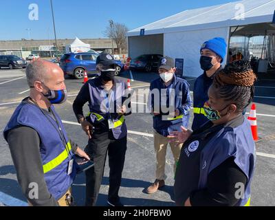 Hapeville, GA (24. Februar 2021) --Mitarbeiter der FEMA diskutieren über den Betrieb vor Ort an einer Impfstelle, die in Fulton County auf dem Delta Museum Parking Lot eingerichtet wurde. Stockfoto