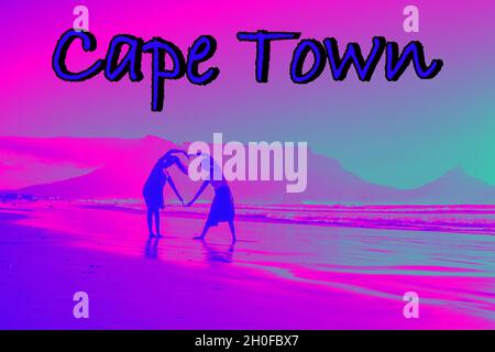 Zwei afrikanische Frauen tanzen am Strand bei Sonnenuntergang, mit Tafelberg im Hintergrund, im Retro-Neon-Sommertrend der 80er Jahre, Pop-Art, Fotografie Stockfoto
