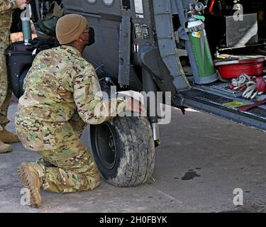 Spc. Daveyon Adkins mit Charlie Company 'Bavarian Dustoff', 1. Bataillon, 214. Luftfahrtregiment, 12. Kampfluftfahrtbrigade, führt vor der Übernahme der aeromedizinischen Evakuierungsversorgung durch, Bauholder Manöver Training Area, Deutschland, 24. Februar 2021, Vorflugkontrollen eines UH-60A Blackhawk durch. Stockfoto