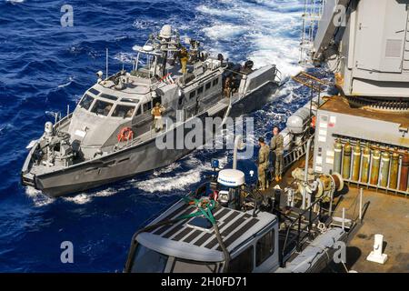 210224-N-UM706-1015 PHILIPPINISCHES MEER (FEB 24, 2021) Eine Mark VI kommt neben dem amphibischen Dock-Landungsschiff USS Ashland (LSD 48). Ashland, Teil der America Amphibious Ready Group, arbeitet zusammen mit der 31. Marine Expeditionary Unit im Verantwortungsbereich der 7. US-Flotte, um die Interoperabilität mit Verbündeten und Partnern zu verbessern und dient als einsatzbereite Einsatztruppe zur Verteidigung von Frieden und Stabilität in der Indo-Pazifik-Region. Stockfoto