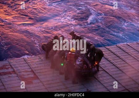 U.S. Marines mit Bataillon Landing Team, 3. Bataillon, 4. Marines, 31. Marine Expeditionary Unit (MEU), während einer Onload-Übung an Bord des Dock-Landungsschiffes USS Ashland (LSD 48) in der philippinischen See, 24. Februar 2021. Die 31. MEU ist an Bord der Schiffe der Amphibiengeschwader 11 im Einsatzgebiet der 7. Flotte tätig, um die Interoperabilität mit Verbündeten und Partnern zu verbessern und als einsatzbereite Einsatztruppe zur Verteidigung von Frieden und Stabilität in der Indopazifik-Region zu dienen. Stockfoto