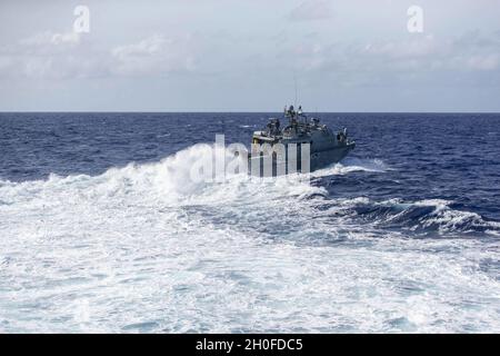 Ein MarineVI-Patrouillenboot der US-Marine mit dem Maritime Expeditionary Security Squadron Two navigiert während einer Onload-Übung an Bord des Dock-Landungsschiffs USS Ashland (LSD 48) in der philippinischen See, 24. Februar 2021. Die 31. MEU ist an Bord der Schiffe der Amphibiengeschwader 11 im Einsatzgebiet der 7. Flotte tätig, um die Interoperabilität mit Verbündeten und Partnern zu verbessern und als einsatzbereite Einsatztruppe zur Verteidigung von Frieden und Stabilität in der Indopazifik-Region zu dienen. Stockfoto