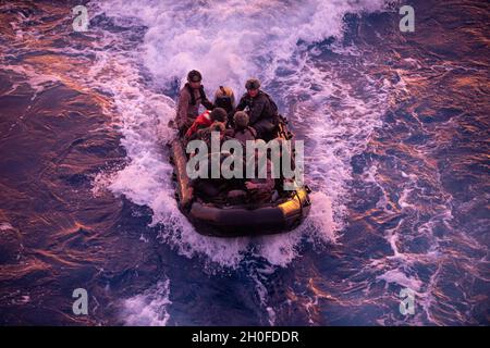 US-Marineinfanteristen mit der 31. Marine Expeditionary Unit (MEU) und Matrosen der Marine bereiten sich auf den Eintritt in das Hecktor während einer Onload-Übung an Bord des Anlegeschiffs USS Ashland (LSD 48) in der philippinischen See vor, 24. Februar 2021. Die 31. MEU ist an Bord der Schiffe der Amphibiengeschwader 11 im Einsatzgebiet der 7. Flotte tätig, um die Interoperabilität mit Verbündeten und Partnern zu verbessern und als einsatzbereite Einsatztruppe zur Verteidigung von Frieden und Stabilität in der Indopazifik-Region zu dienen. Stockfoto